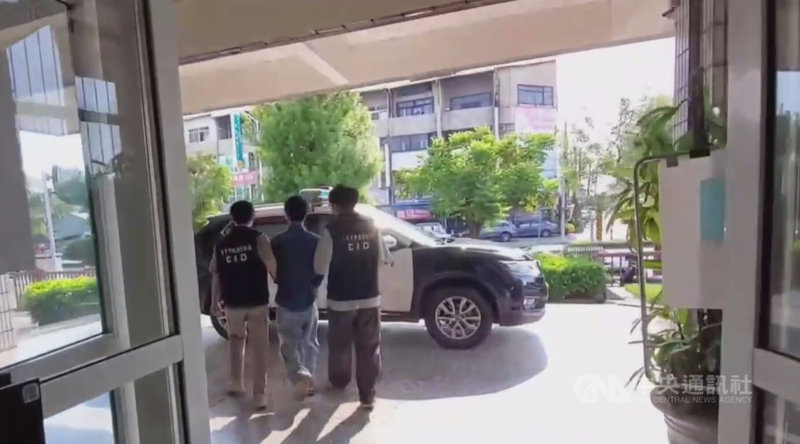 越南籍高姓男子24日凌晨與同鄉陳姓男子飲酒,2人酒後引發口角衝突,高男持刀刺傷對方腹部後逃逸,陳男送醫無生命危險,台中警方獲報循線於桃園市新屋區一處騎樓下將高男逮捕送辦。(翻攝照片)中央社記者蘇木春傳真 114年8月26日