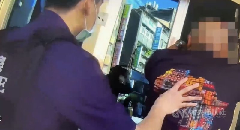 台北市中正區25日發生隨機攻擊事件，40多歲楊姓男子無故動手攻擊路過的蔡姓男子，警方獲報到場初查雙方並不相識，對楊男（右）實施管束並依涉嫌傷害罪帶回派出所處理。（翻攝照片）中央社記者黃麗芸傳真 114年8月26日