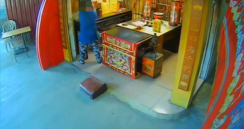 台南市郭姓男子日前到南區某間宮廟參拜,宣稱向神明報備後再下手竊取香油錢,遭警方鎖定逮捕送辦。(台南市警局提供)中央社記者張榮祥台南傳真 114年8月26日