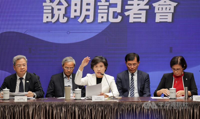 行政院副院長鄭麗君(中)11日說明美國對等關稅相關議題。(中央社檔案照片)