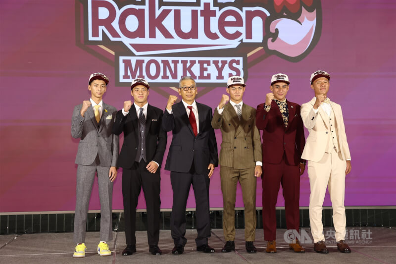2025中華職棒新人球員選拔會,樂天桃猿隊在首輪指名投手鍾亦恩(左1),今年選秀總計選入8人,會後總教練古久保健二(左3)與獲選新秀一同合影。(中央社檔案照片)