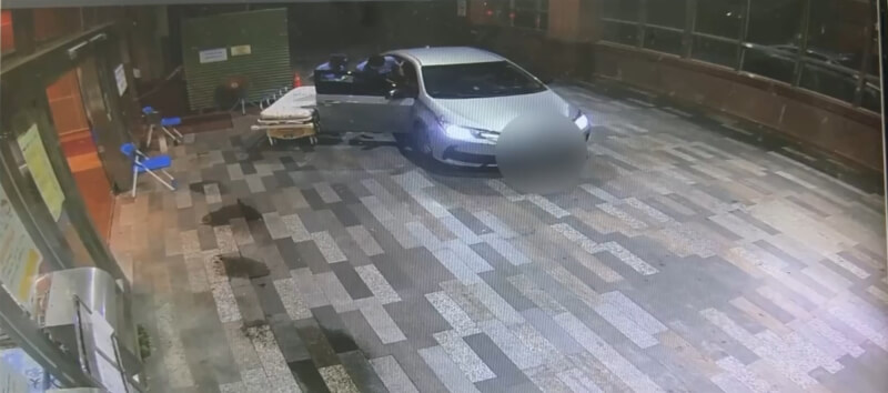 高雄市葉姓男子25日晚間被人載至義大醫院急診室門口,警衛協助將他搬下車急救,但自小客車駕駛隨即開車離去將人丟包,葉男最終傷重不治,涉案黃姓男子26日清晨自行投案,稱是為毒品糾紛行凶。(高雄市岡山警分局提供)中央社記者洪學廣傳真 114年8月26日