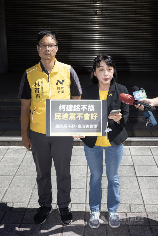 時代力量黨主席王婉諭(右)、新竹市議員林彥甫(左)26日上午在立法院舉行記者會,指出2次大罷免皆以失敗收場,民進黨此時必須徹底反省,並呼籲民進黨立法院黨團總召柯建銘應下台負責。中央社記者趙世勳攝 114年8月26日