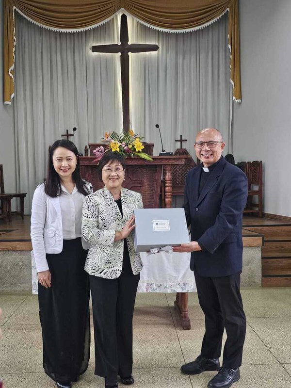 目前在巴西訪問的僑務委員會委員長徐佳青(中),24日參訪慕道教會。(駐聖保羅辦事處提供)中央社記者唐雅陵聖保羅傳真 114年8月26日