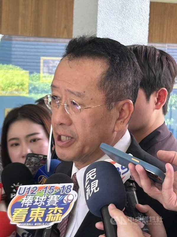 115年度中央政府總預算未編列軍人待遇調整及警消退休條例這2項預算,引發外界討論。國防部長顧立雄(圖)26日表示,基於行政一體原則,國防部依照行政院指導辦理,有關志願役加給調升至3萬元,行政立法之間沒有共識,希望進行協商。中央社記者林敬殷攝 114年8月26日