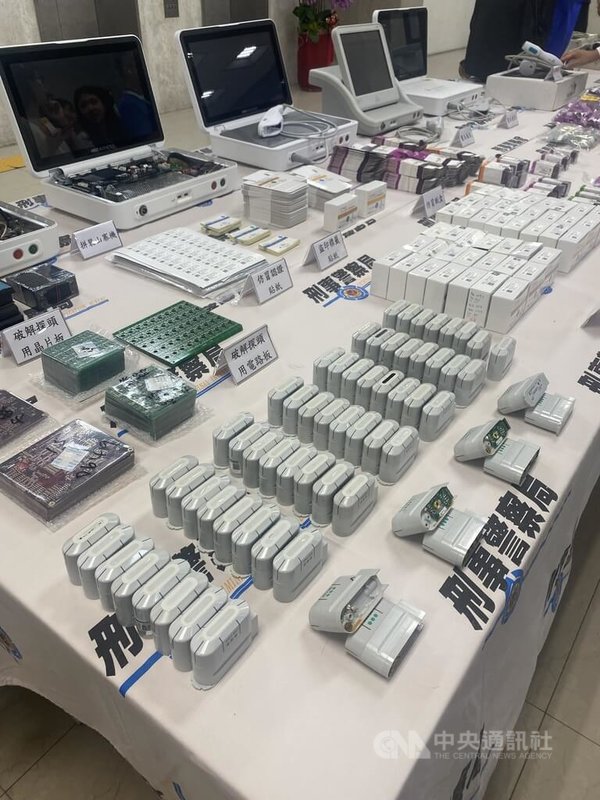 上溢國際公司非法自中國進口劣質鳳凰電波器材,並販售給多家醫美診所和消費者,刑事局獲報長期偵蒐,7月起陸續發動查緝行動,共計逮捕12嫌並查扣多項贓證物。中央社記者黃麗芸攝 114年8月26日