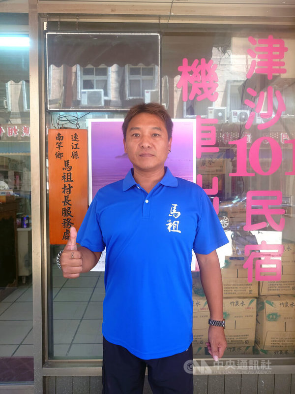連江縣南竿鄉馬祖村長陳智偉（圖）身兼馬祖高中棒球隊總教練，他從慢速壘球「半路出家」，考取棒球裁判與教練證，執教哲學是「全力進攻、球來就打」，因為馬祖沒有明星球員，比賽更沒有容錯本錢。中央社記者潘欣彤攝　114年8月26日