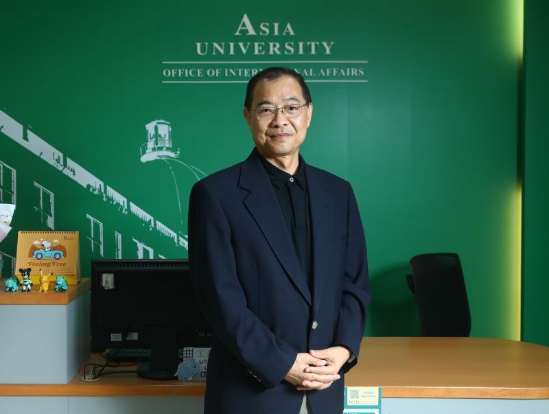 亞大教務長兼國際長林君維說，校方推動的「318國際化計畫」，要求學生兼具中文、英文與AI程式語言三種能力，並在四年內至少出國一次。