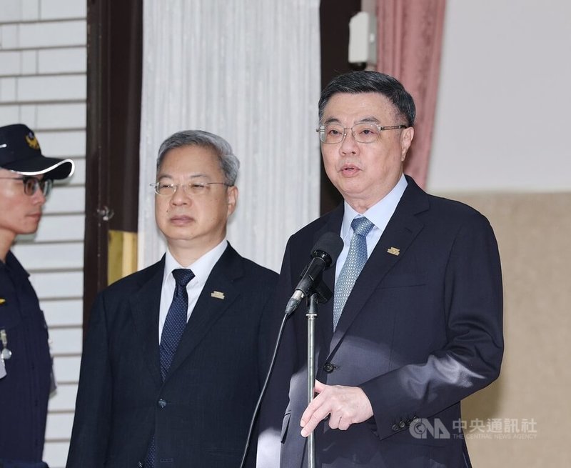 檢調獲報,前綠能科技產業推動中心鄭姓副執行長涉嫌收受廠商賄賂,引發社會關注。行政院長卓榮泰(右)26日受訪說,任何不法行為,政府一定拿出鐵腕,各界深惡痛絕的綠能犯罪絕對不允許再發生,一切依法處理、勿枉勿縱。中央社記者郭日曉攝 114年8月26日