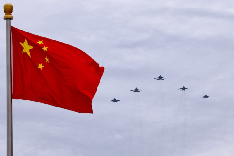 圖為北京24日舉行閱兵儀式彩排,殲-16、殲-20和殲-35戰鬥機編隊飛過中國國旗。(路透社)