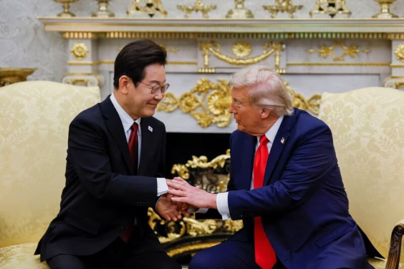 美國總統川普(右)25日在華府接待南韓總統李在明(左)期間未提起敏感議題,讓李在明驚險躲過「澤倫斯基時刻」。(路透社)