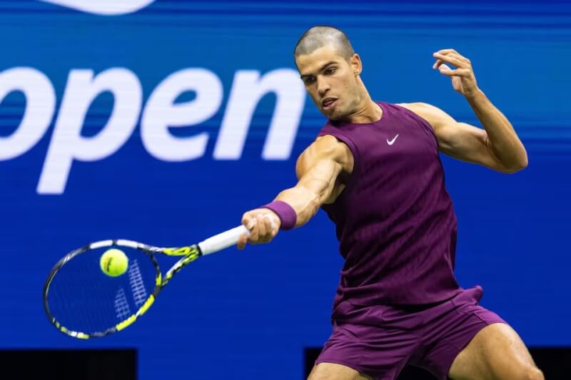 西班牙「小蠻牛」艾卡拉茲25日以一顆接近光頭的平頭新造型，「豔驚」全場。（路透社）