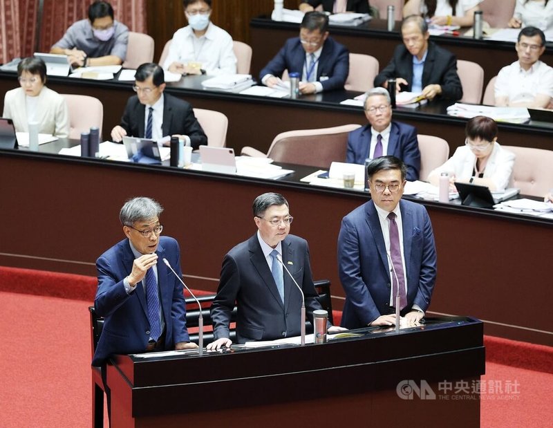 行政院長卓榮泰（中）26日下午赴立法院報告「丹娜絲颱風及728豪雨災後復原重建特別預算案」編製經過並備詢，農業部長陳駿季（左）、環境部長彭啓明（右）也同台列席備詢。中央社記者郭日曉攝　114年8月26日
