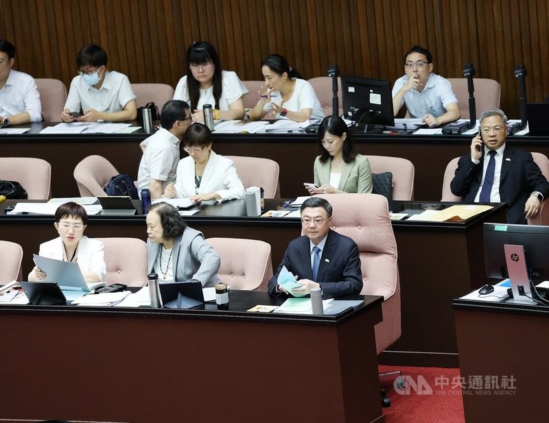 立法院會26日邀請行政院長卓榮泰(前右)率同相關部會首長列席報告「114年度中央政府總預算追加預算案」編製經過並備質詢。中央社記者郭日曉攝 114年8月26日