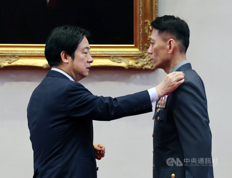 總統賴清德(左)27日主持「9月份國軍將官晉任典禮」,新任國防部總督察長室軍紀督察處長申晉強(右)晉任少將。中央社記者郭日曉攝 114年8月27日