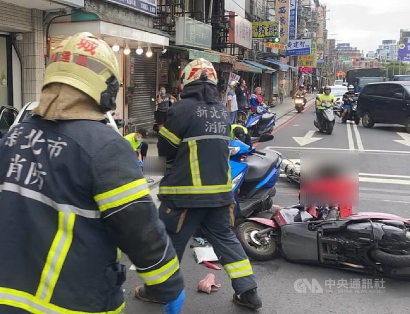 新北市土城區中央路27日下午發生汽車衝撞多輛機車車禍,警消獲報趕往救援,事故共計有6人受傷送醫。(翻攝照片)中央社記者黃旭昇新北市傳真 114年8月27日