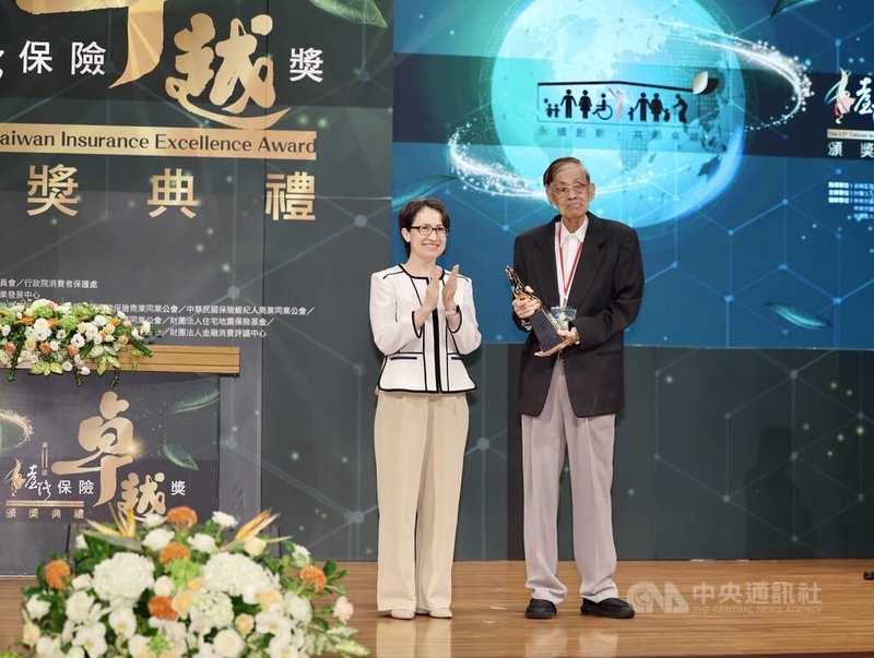 副總統蕭美琴(左)27日在台北出席第11屆台灣保險卓越獎頒獎典禮,會中頒發終身成就獎給有「保險教父」之稱的前南山人壽董事長郭文德(右)。中央社記者王飛華攝 114年8月27日