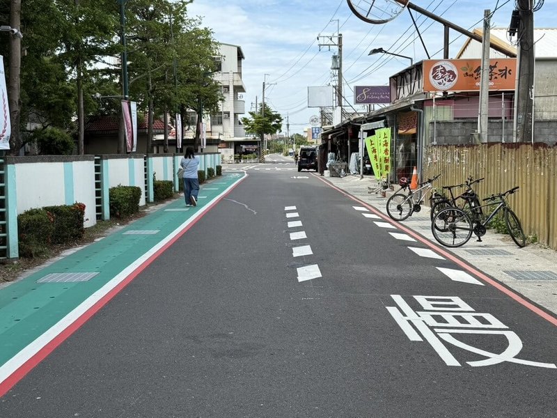 9月開學在即,台南市長黃偉哲已指示強化學子用路安全,市府交通局也增繪路段視覺性減速標線、慢字,提醒用路人接近路口要減速。(台南市政府提供)中央社記者張榮祥台南傳真 114年8月27日