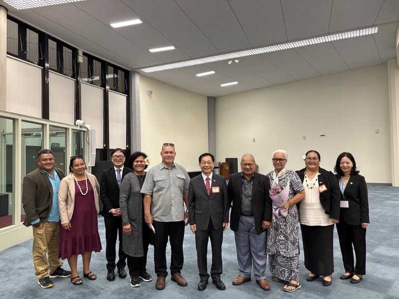 外交部常務次長葛葆萱（右5）27日與訪團成員吐瓦魯國國會議長伊塔雷理（Sir Iakoba Italeli）伉儷（右4及右3）、吐瓦魯國國會議員潘賽威（Seve Paeniu）夫婦（左5及左4）及吐瓦魯國駐台大使法莉莉（Lily Tangisia Faavae）（右2）於機場合影。（外交部提供）中央社記者楊堯茹傳真 114年8月27日