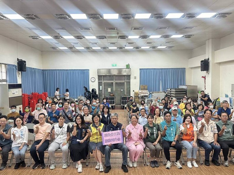 高雄市政府著手研議拆分擁有超過1萬戶的「極端大里」,近期陸續在地方舉辦說明會。圖為高雄市左營區人口逾3萬4000人的菜公里27日舉辦里編組及調整地方說明會。(高雄市民政局提供)中央社記者張已亷傳真 114年8月27日