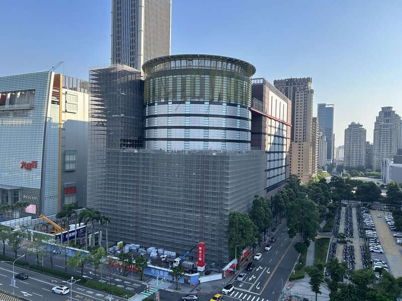 新光三越台中中港店除投入3000人次人力資源盤點更新各項軟硬體設備,施工期間也導入自組多功能工區防災監測設備,安檢方面則以高標對應,採用工程三級檢核標準。(新光三越提供)中央社記者曾智怡傳真 114年8月27日