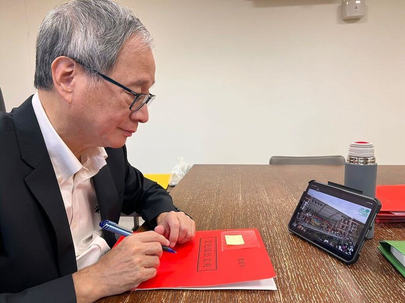 「島嶼之聲—廟埕前的謝神戲」27日在大阪世博夢洲會場演出邁入第2天,文化部長李遠(圖)身在台北處理公文之餘,也抽空透過直播收看,跨海應援台灣表演團隊。(文化部提供)中央社記者王寶兒傳真 114年8月27日