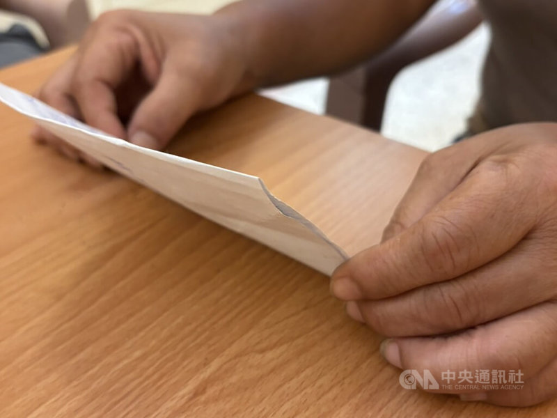 竹縣竹東鎮發生17歲少年遭虐死棄屍,於宜蘭山區尋獲遺體,少年母親寫哀悼信說,孩子身體多處受重傷,卻無能為力救援,再也等不到孩子返家,盼司法給予正義。中央社記者郭宣彣攝 114年8月27日