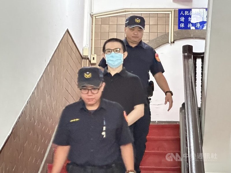 88會館負責人郭哲敏(中)涉地下匯兌案,二審台灣高等法院27日召開延押訊問庭,郭哲敏在法警戒護下出庭。中央社記者劉世怡攝 114年8月27日