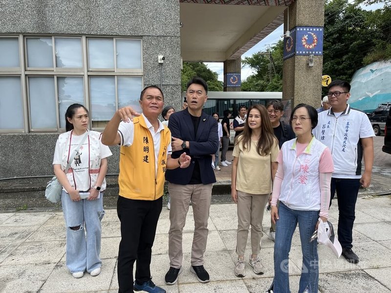 民進黨立委陳瑩(前右起)、無黨籍立委高金素梅、國民黨立委林沛祥、國民黨立委黃建賓(2排右2)等人,27日前往基隆市原住民文化會館考察,關心「基隆市原住民文化廣場族群主流化友善公共空間整建案」。中央社記者王朝鈺攝 114年8月27日
