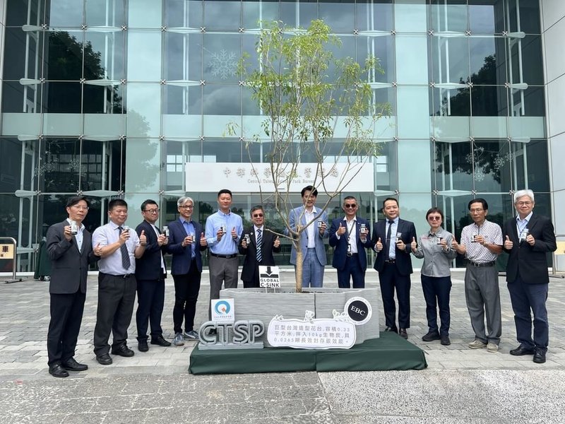 中科管理局27日舉辦「多元驅動指路淨零∞綠色科技低碳產業群聚共創」活動,活動中並進行「生物炭加碼固碳力植樹示範行動」,共同為苗木施加養分。中央社記者郝雪卿攝 114年8月27日