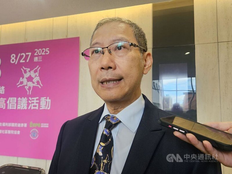 台灣社區醫院協會理事長朱益宏(圖)在27日記者會聽聞健保署長石崇良將接任衛福部長消息後說,人事安排非常好,石崇良的優點是執行力強,盼加速改善醫療環境。 中央社記者陳婕翎攝 114年8月27日