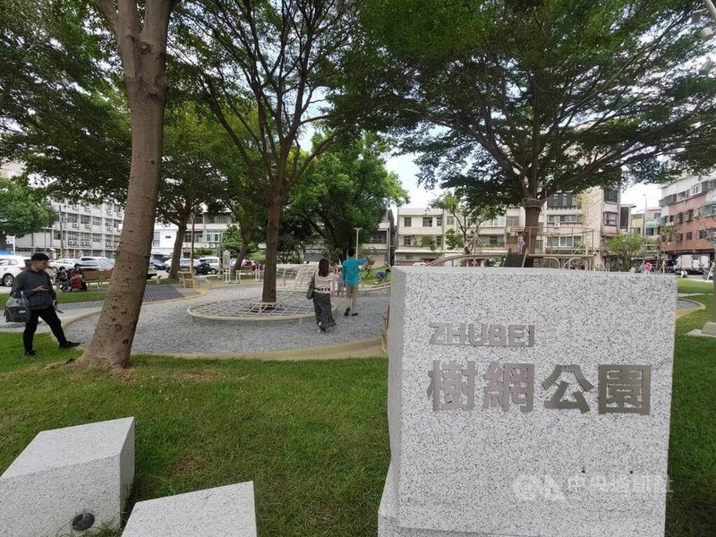 新竹縣竹北市「樹網公園」27日正式啟用,除提供小朋友遊憩,同時也顧及長者需求,整體設計採統一色系,搭配自由曲線的環狀步道與曲線造型的休憩椅,營造簡約空間氛圍。中央社記者郭宣彣攝 114年8月27日
