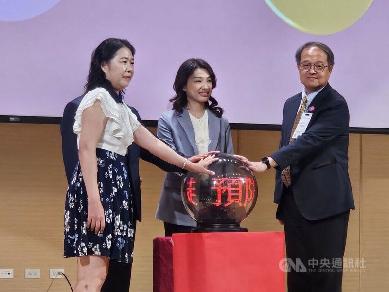 衛福部國健署號召全國醫院加入「醫起預防三高」行動,舉辦「114年醫起預防三高創意行動挑戰賽」,有81家醫院響應參與,透過創意方式提升民眾三高及慢性病防治意識。中央社記者陳婕翎攝 114年8月27日