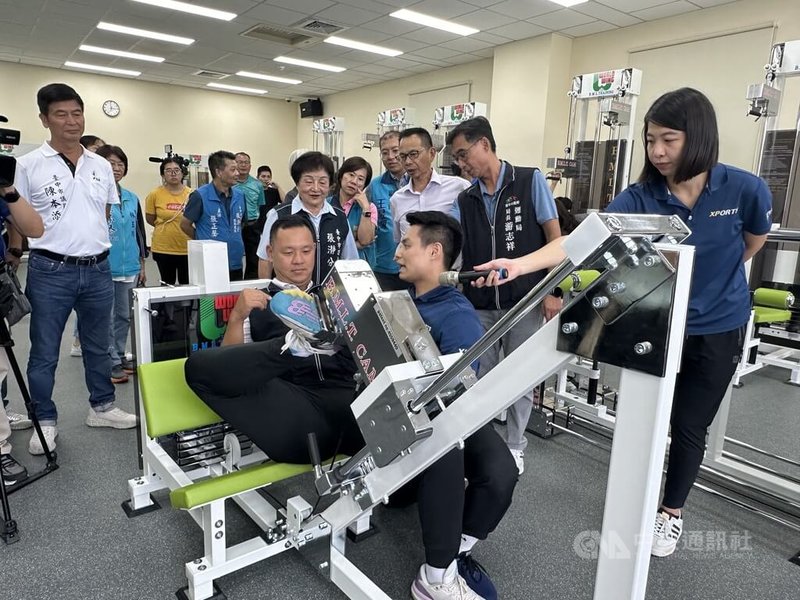 台中市豐原國民暨兒童運動中心9月將正式營運,8月25日至31日試營運,社皮里長涂力旋(前左)27日親自體驗自日本引進的「初動負荷訓練室」器材。中央社記者趙麗妍攝 114年8月27日
