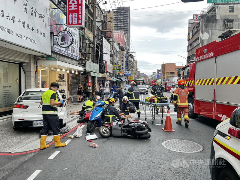 新北市土城區中央路27日下午發生嚴重車禍,1輛白色自小客車疑暴衝殃及6輛機車,現場6人受傷送醫,警方到場後排除酒駕可能,發現肇事楊姓男子為無照駕駛。(翻攝照片)中央社記者黃旭昇新北市傳真 114年8月27日