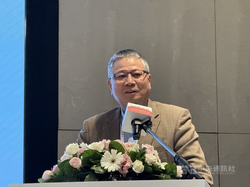代工廠緯創董事長林憲銘27日出席台灣女董事協會舉辦的「2025剛柔並濟大未來」論壇,受訪時談到緯創全球布局表示,墨西哥廠仍按照原定進度擴廠,沒有加速或延遲。中央社記者吳家豪攝 114年8月27日