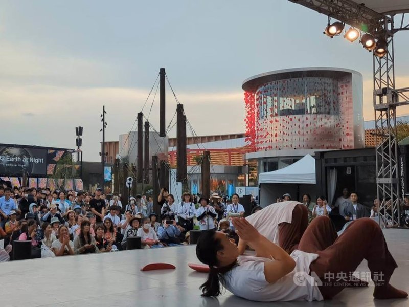 「島嶼之聲–廟埕前的謝神戲」第2場演出27日在大阪世博夢洲園區Pop-Up Stage North舉行，台灣的雯翔舞團帶來「博筊」片段演出，舞者以身體呈現「聖筊」。中央社記者王寶兒大阪攝  114年8月27日