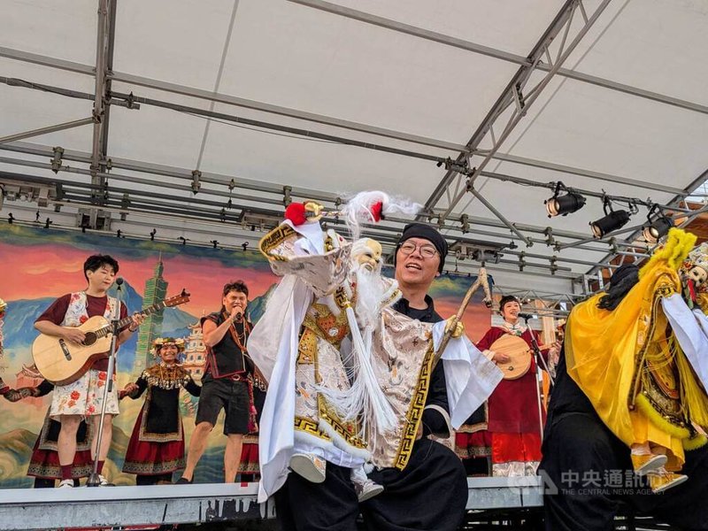「島嶼之聲–廟埕前的謝神戲」集結9組台灣團隊演出,自26日起快閃大阪世博演出3天,新勝景掌中劇團27日於謝幕時帶著布袋戲偶「福祿壽三仙」向觀眾致意。中央社記者王寶兒大阪攝 114年8月27日