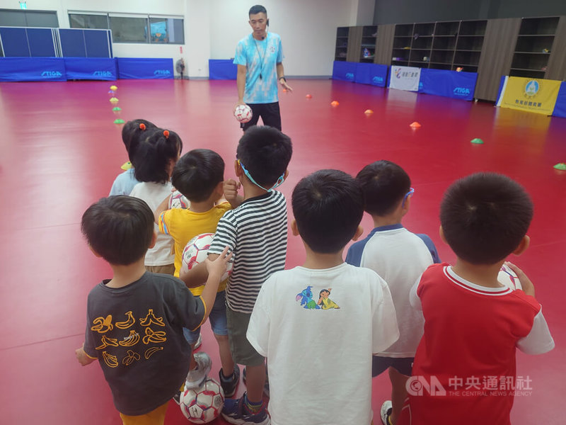 馬祖地區缺乏針對幼兒的短期托育服務,亦無民營幼兒補習班,為解決暑期托育問題,當地一群家長自組共學團,舉辦為期5天的共學互助班。圖為互助班學童上幼兒足球課。中央社記者潘欣彤攝 114年8月27日