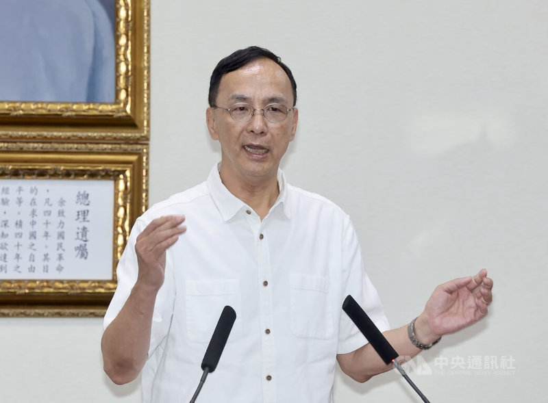 國民黨主席朱立倫(圖)27日在國民黨中央黨部主持中常會表示,希望這次內閣異動能夠為民眾拚民生,能夠真正做事情,不要再搞惡鬥,不要只想消滅在野黨。中央社記者張皓安攝 114年8月27日