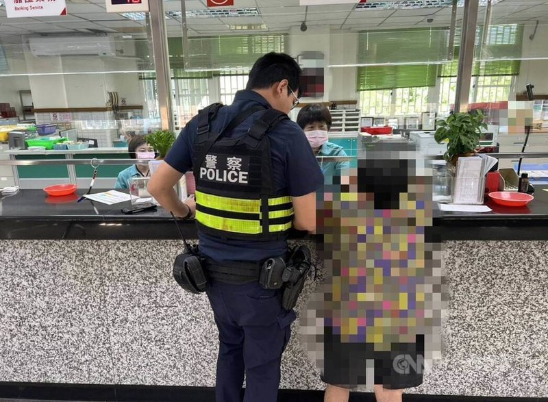 台中林姓婦人(右)22日接獲「假兒子」的訊息稱,因臨時無法湊足貨款,希望能商借新台幣30萬元,林婦到郵局匯款時,行員發現有異報警;警方協助聯繫「真兒子」,確認詐騙,保住積蓄。(翻攝照片)中央社記者蘇木春傳真 114年8月27日