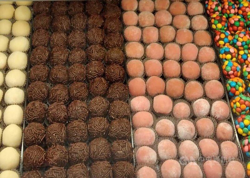 巧克力球布里加德羅(Brigadeiro)是巴西甜點文化最具代表性之一。這款小巧甜點以煉乳、可可粉與奶油製成,外層裹上彩色糖粒、巧克力米或椰絲,造型多變,風味豐富。中央社記者唐雅陵聖保羅攝 114年8月27日