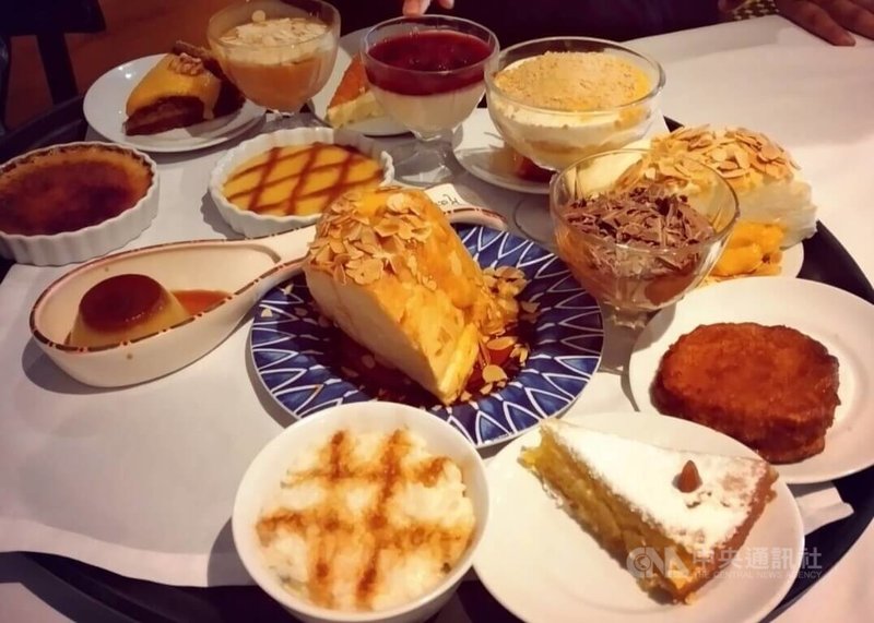 巴西甜點文化始於葡萄牙殖民時期,糖取代蜂蜜成主角,修道院扮演創新食譜的重要角色。非洲奴隸與原住民也貢獻熱帶水果和甘蔗汁等元素,讓甜品風味更豐富。中央社記者唐雅陵聖保羅攝 114年8月27日