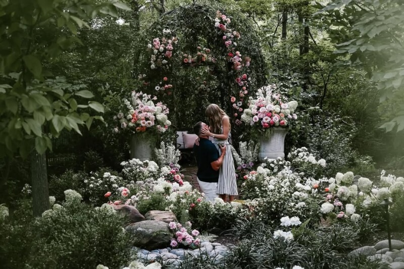 凱爾西(左)手拿戒指盒單膝下跪向泰勒絲求婚。(圖取自instagram.com/taylorswift)