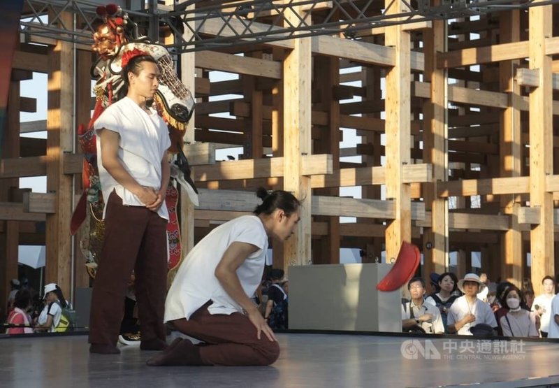 在大阪世博演出「島嶼之聲:廟埕前的謝神戲」中,雯翔舞團以舞作呈現台灣常見「擲筊」習俗。中央社記者王寶兒大阪攝 114年8月27日