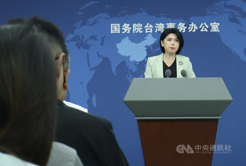海基會去函海協會盼協助提供定居台灣的原陸籍人士註銷陸戶籍證明。中國大陸國台辦發言人朱鳳蓮27日聲稱,除非台灣方面承認「一個中國原則」,否則不會接受類似請求。陸委會晚間則回應,循兩岸兩會管道發函,目的為維持兩岸單一戶籍制度。中央社記者謝怡璇北京攝 114年8月27日