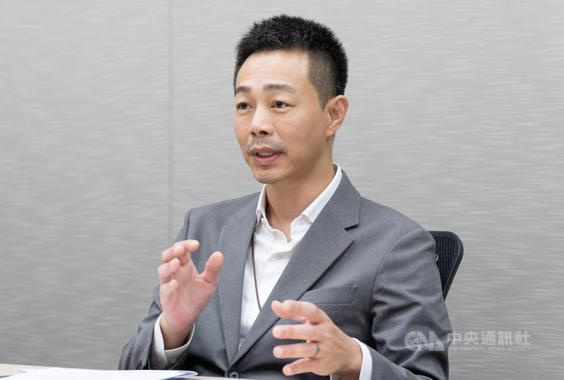偉康科技總經理陳怡良指出,全球首顆人工智慧(AI)指紋加密晶片整合3大核心技術,包括AI自我學習與自適應能力、指紋辨識、安全硬體加密,不僅能360度辨識指紋,且不受使用者手指乾、濕或指紋破損等狀態影響。中央社記者謝佳璋攝 114年8月27日