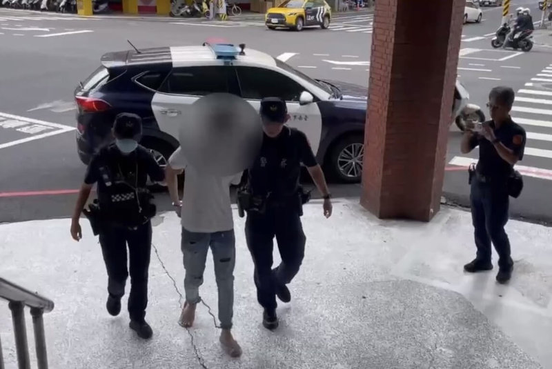 陳姓男子(左2)27日在台南市南區某超商提款時被懷疑是車手,警方獲報趕往查出陳男雖非車手,但卻是身背4項罪名的通緝犯,當場逮人。(台南市警察局提供)中央社記者張榮祥台南傳真 114年8月27日