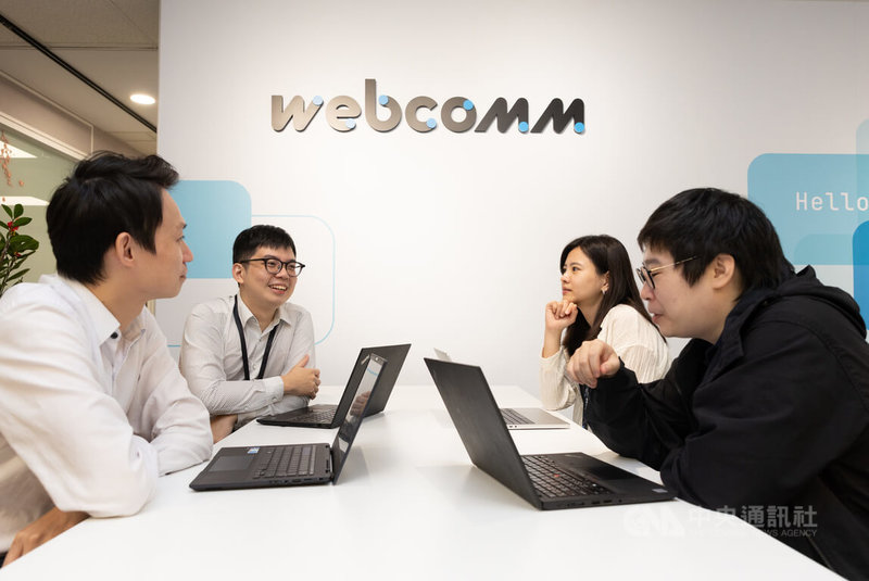 數位轉型浪潮下,資訊安全已從企業的選配項目,升級為不可或缺的核心基礎建設。長期深耕金融資安領域的偉康科技,近年從純軟體服務延伸至軟硬整合解決方案,推出全球第一顆AI指紋加密晶片。中央社記者謝佳璋攝 114年8月27日
