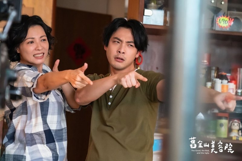 演員陳孝萱(左)與連晨翔(右)在新戲「舊金山美容院」飾演母子,戲裡戲外互動融洽,陳孝萱還笑稱自己是連晨翔和劉品言的大媒人。(TVBS提供)中央社記者洪素津傳真 114年8月27日